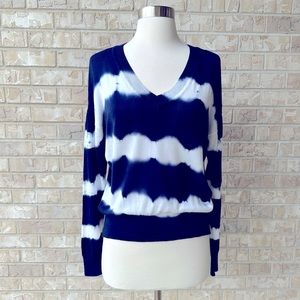 Grave Fame V Neck Top Size M 🌸